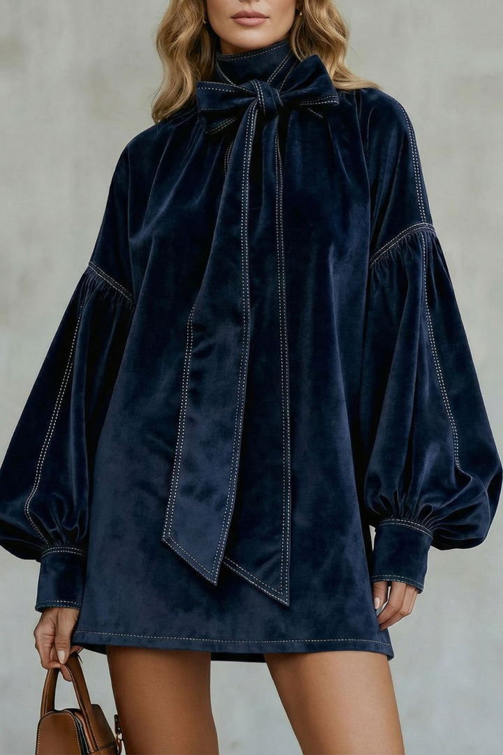 Velourine – Eleganz mit Schleifenkragen – Minikleid