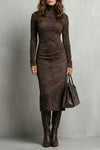 Levréne – Skulptierter Wildleder-Effekt – Turtleneck-Midi-Kleid