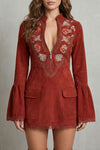 Rosavine – Bestickter Ausschnitt – Wildleder-Minikleid