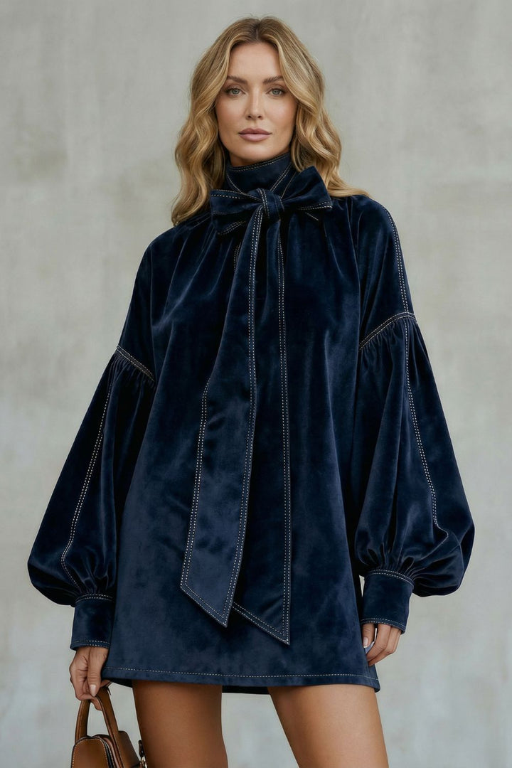 Velourine – Eleganz mit Schleifenkragen – Minikleid