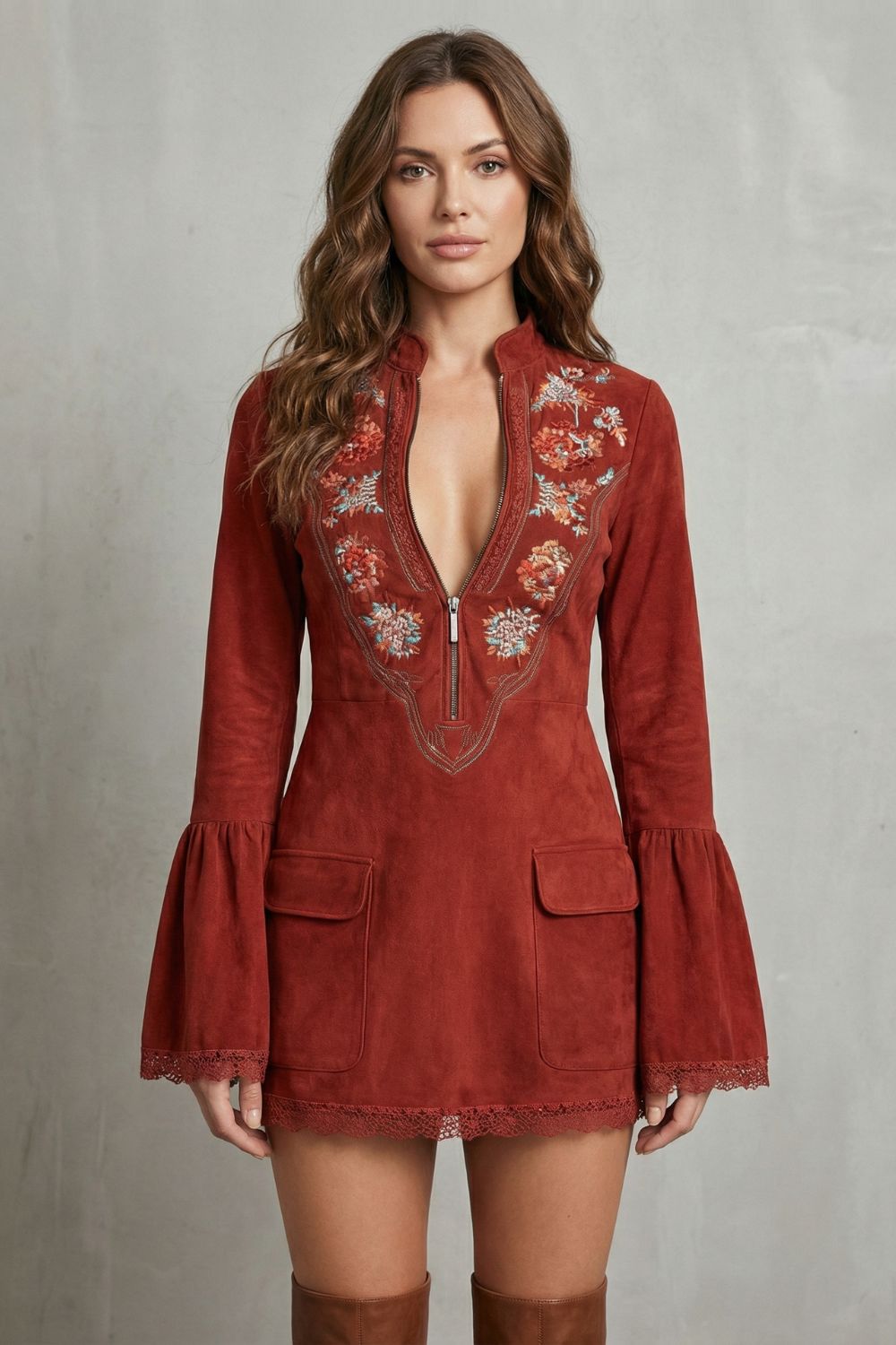 Rosavine – Bestickter Ausschnitt – Wildleder-Minikleid