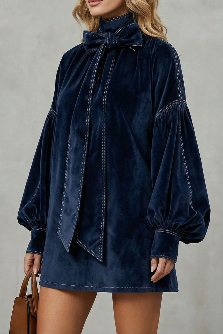 Velourine – Eleganz mit Schleifenkragen – Minikleid