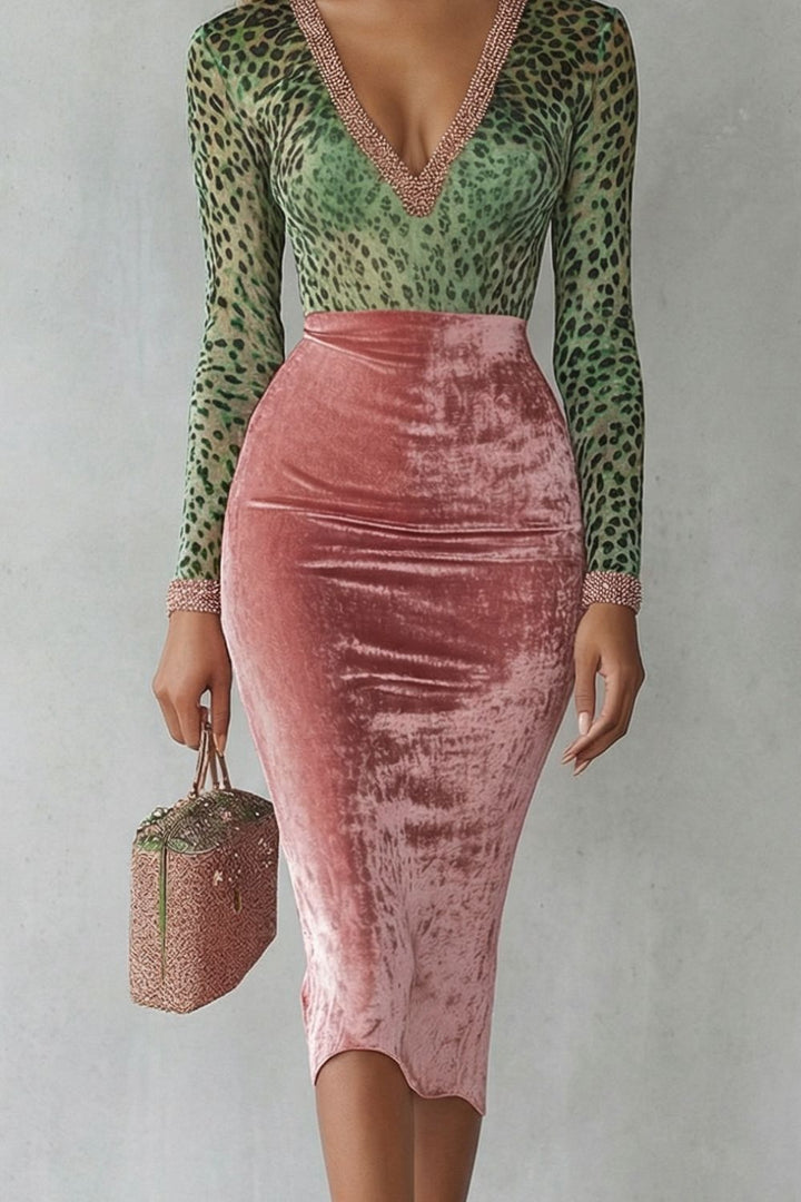 Virelline – Leopardenvelours-Kontrast – Figurbetontes Midi-Kleid