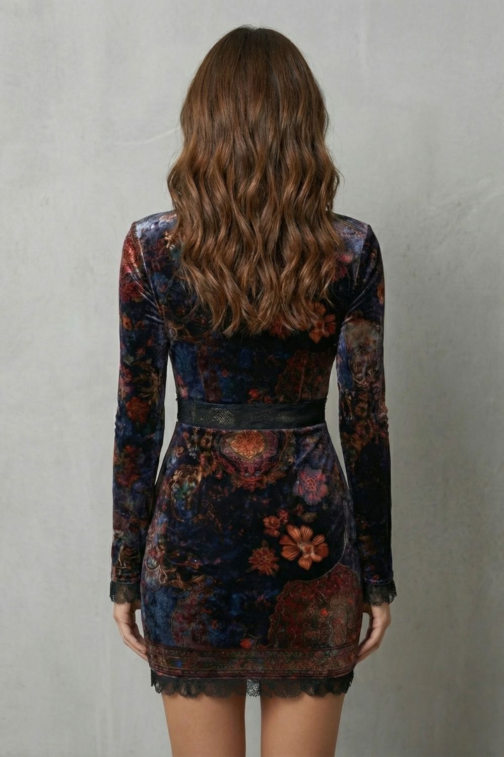 Solenza – Barocke Spitzen-Plunge – Samt-Minikleid