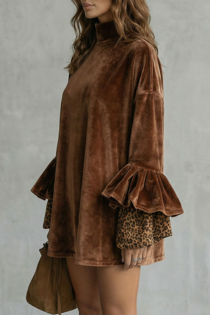 Velanique – Detail mit gestuften Ärmeln – Samt Mini-Kleid