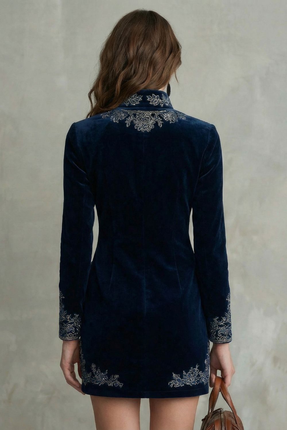 Élarine – Bestickte Samt-Eleganz – Enges Minikleid