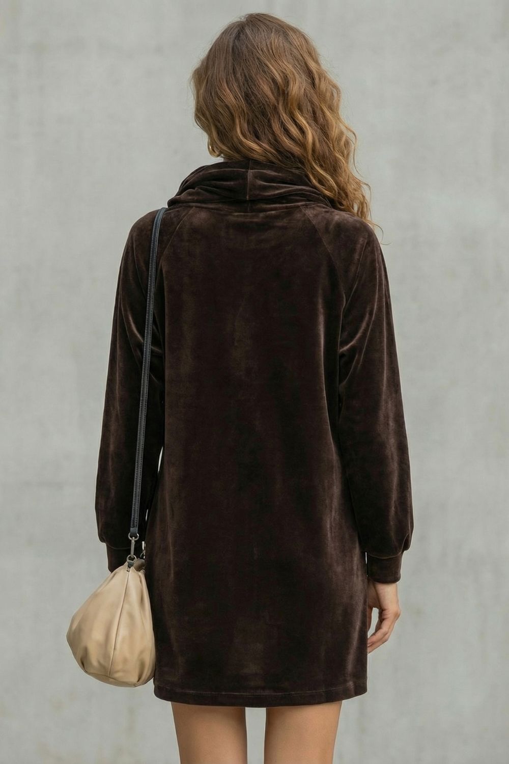 Moréna – Samt Drapierung Komfort – Cowl Neck Mini Kleid