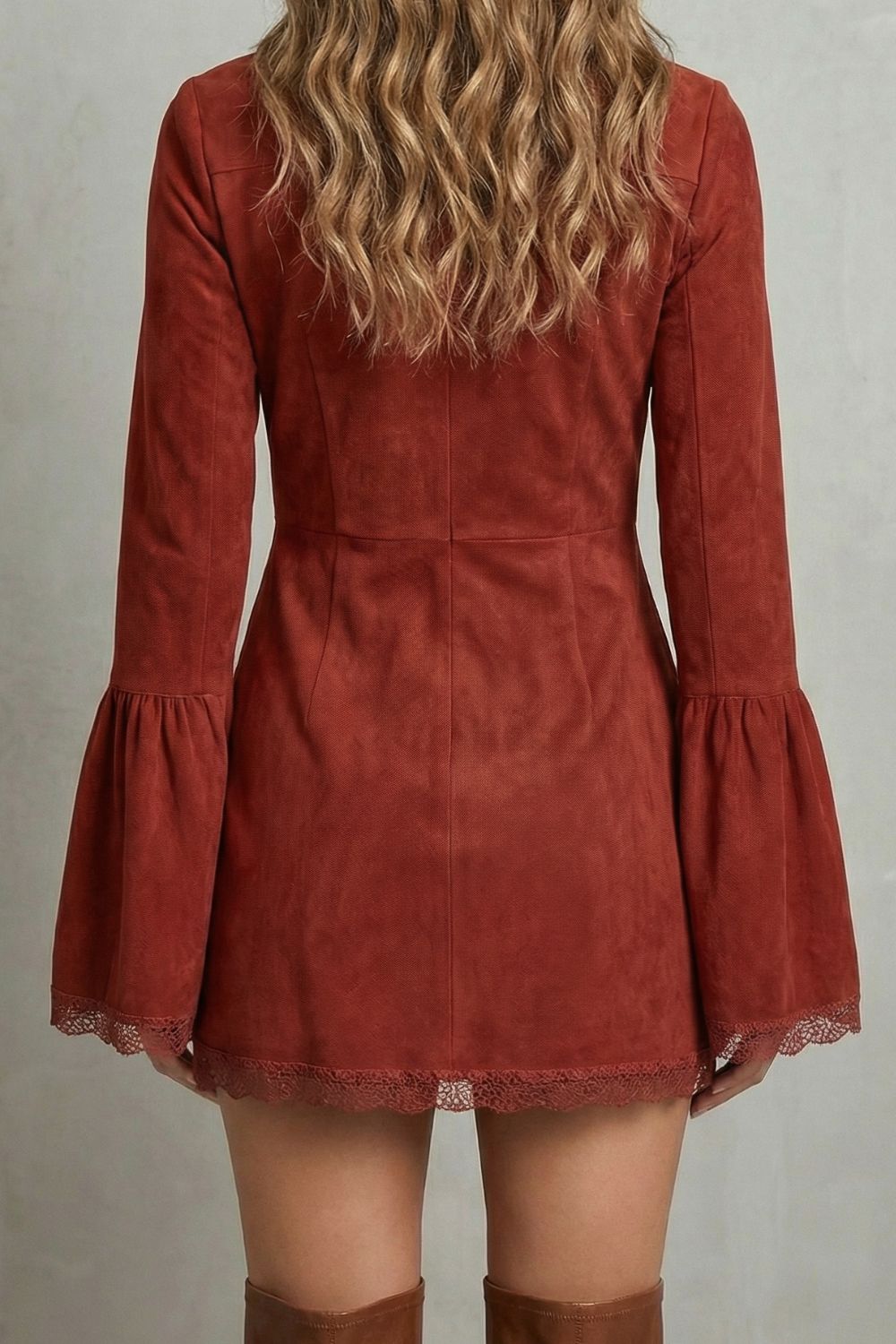 Rosavine – Bestickter Ausschnitt – Wildleder-Minikleid
