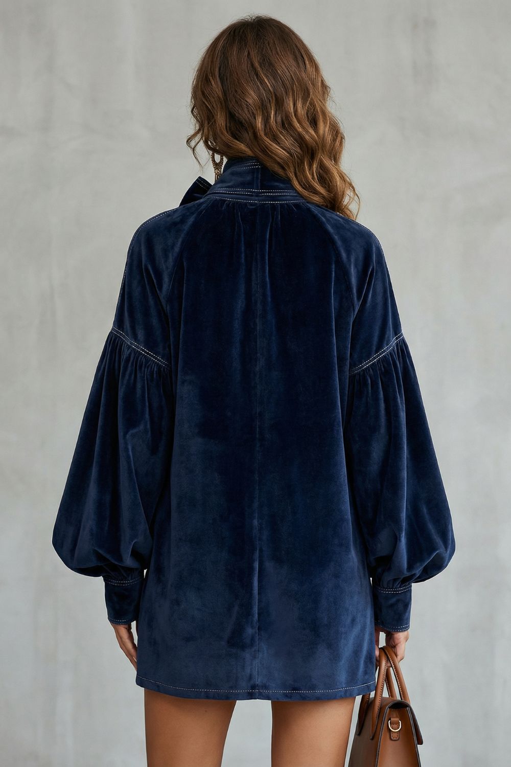 Velourine – Eleganz mit Schleifenkragen – Minikleid