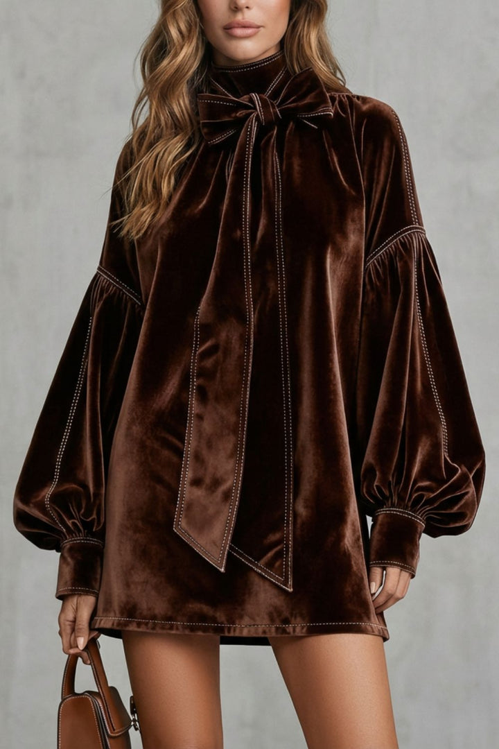 Velourine – Eleganz mit Schleifenkragen – Minikleid