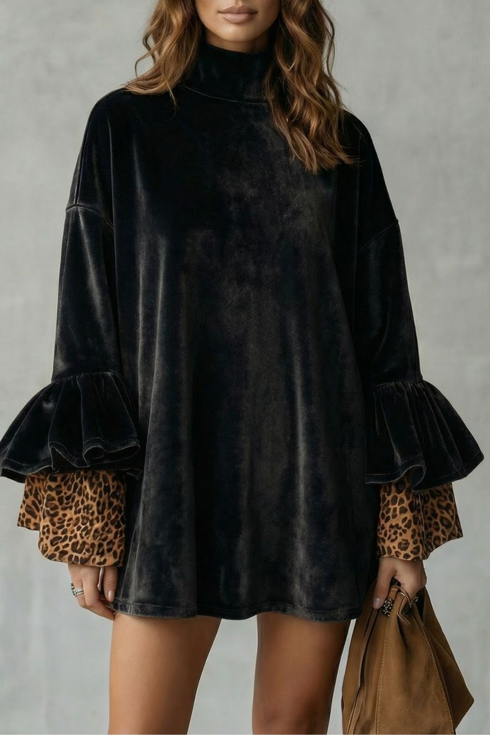 Velanique – Detail mit gestuften Ärmeln – Samt Mini-Kleid