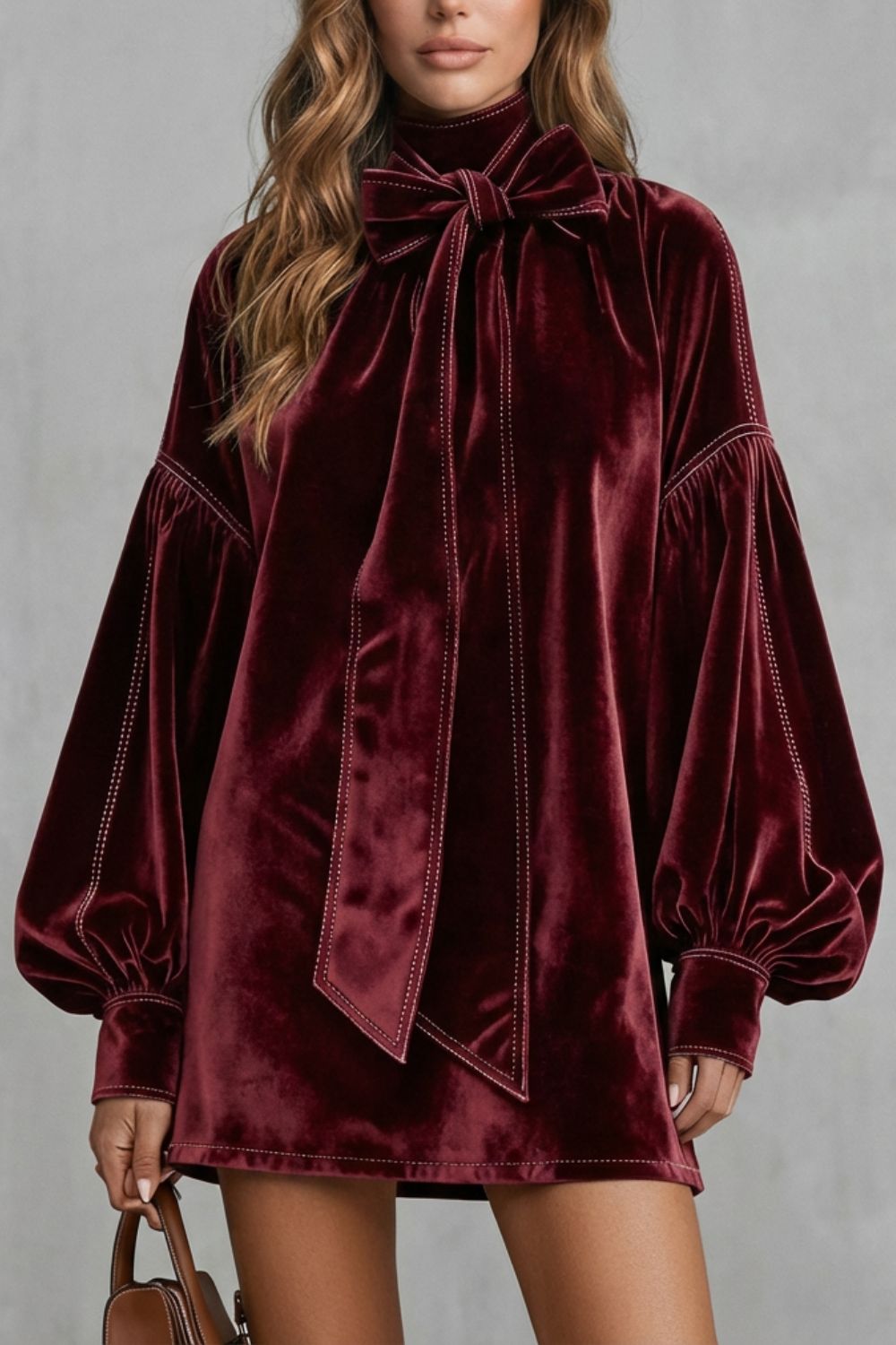 Velourine – Eleganz mit Schleifenkragen – Minikleid