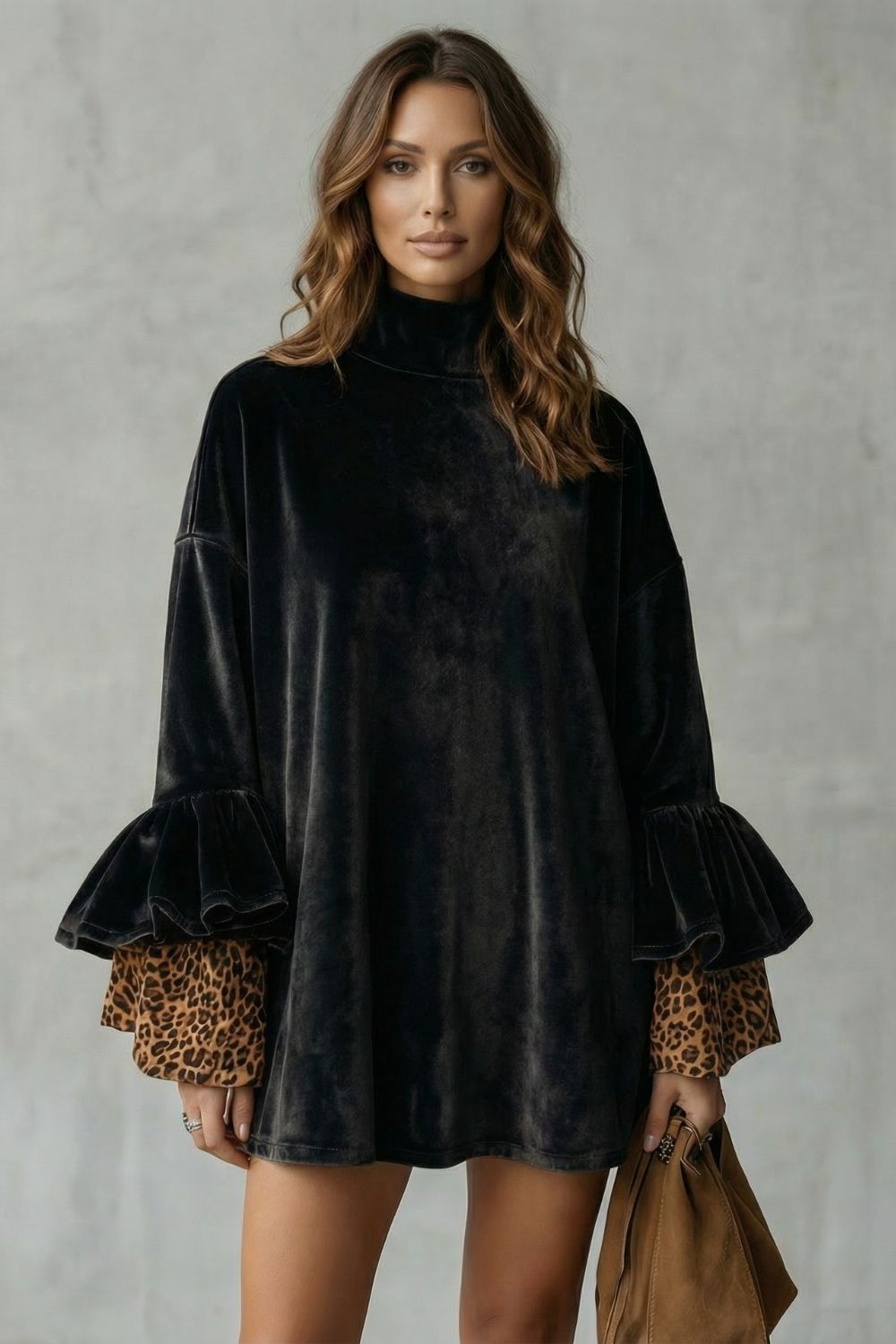 Velanique – Detail mit gestuften Ärmeln – Samt Mini-Kleid