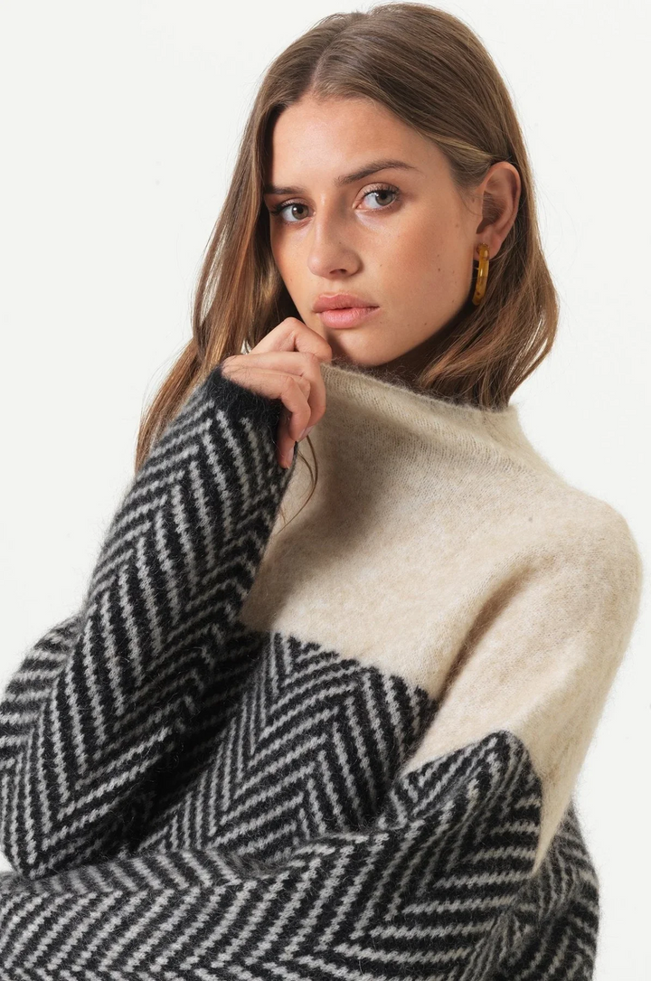 Halle | Pullover mit Stehkragen Chevron