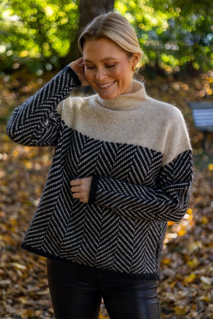 Halle | Pullover mit Stehkragen Chevron