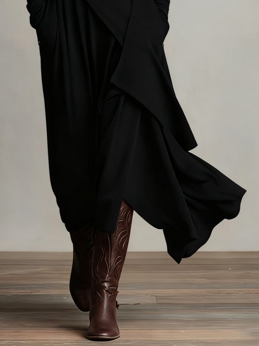 Vivienne | Asymmetrisches Maxikleid mit hohem Kragen